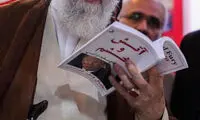 تورق رهبر انقلاب بر کتاب مشهور در نمایشگاه کتاب