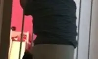 کودکی که از دیوار راست بالا می‌رود!