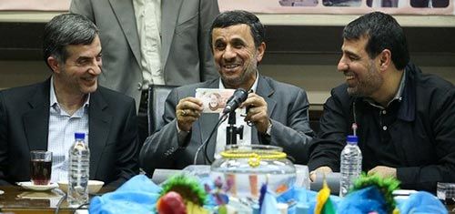 عکس: عیدی کم مشایی به احمدی نژاد