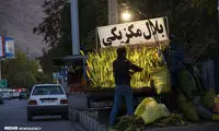 بازار داغ وانتی‌های میوه فروش در شب‌های زمستان