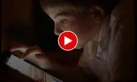 بازی کردن یک کودک در خواب با یک گوشی موبایل خیالی