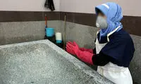 خانم مهندس جوان که به شستن اموات مشغول است