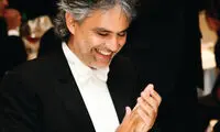 آندره آ بوچلی می خواند، حتی زیر دوش!