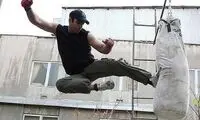 عکس بازیگر مشهور در حال تمرینات رزمی!