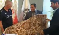 اعطای شهروند افتخاری به سرمربی و کاپیتان لهستان