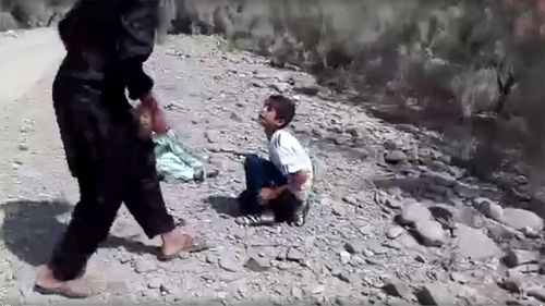 شکنجه ۲ پسر بچه ایرانی در بیابان