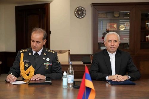 دیدار وزیر دفاع ارمنستان با سفیر ایران