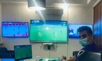 عادل فردوسی‌پور در حال تماشای بازی پرسپولیس