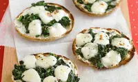 طرز تهیه مینی پیتزای اسفناج و پنیر