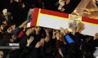 فرزند شیرخوار شهید پدافند ارتش در تشییع پدرش