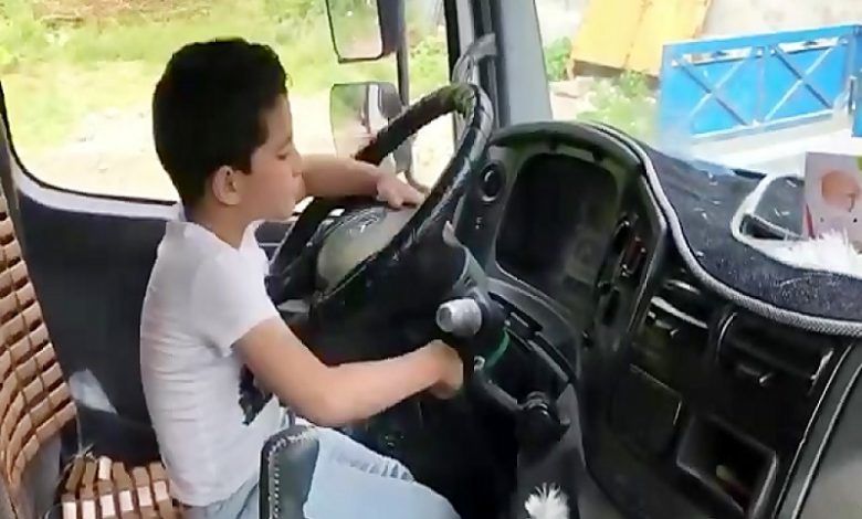برخورد پلیس با کودکی که در جاده رانندگی می‌کرد