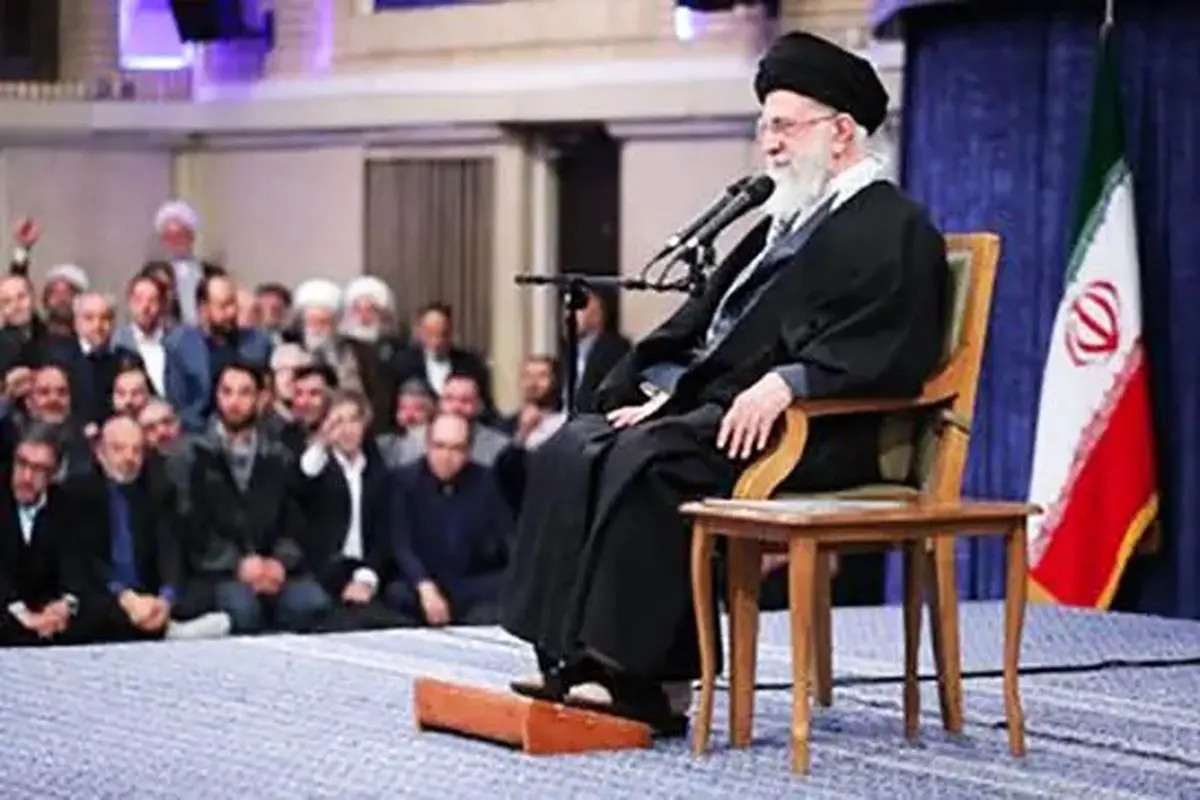 حال‌‌وهوای خادمان هنگام تعویض پرچم گنبد حرم امام رضا