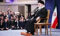 حال‌‌وهوای خادمان هنگام تعویض پرچم گنبد حرم امام رضا