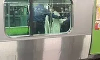 حمله یک دختر با چاقو به مسافران مترو