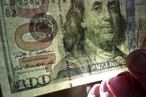 تشخیص دلار اصل از تقلبی با یک آهن‌ربای ساده