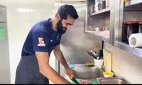 ستاره تیم ملی والیبال به طرز جالبی آشپز شد