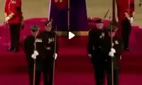 سربازی که مقابل تابوت ملکه غش کرد!