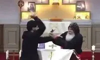 ویدیویی از حمله یهویی یک فرد مسلح به کشیش