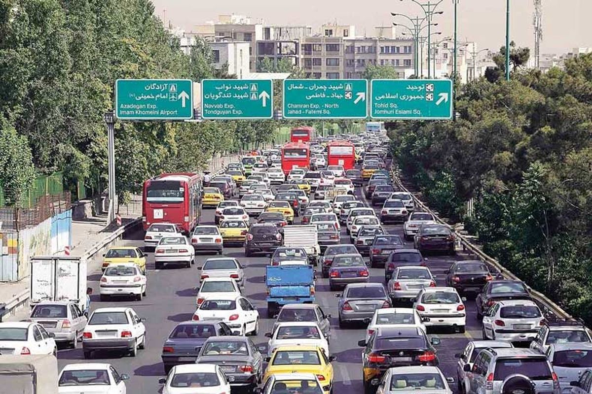   نوشته واکنش‌برانگیز یک پسر جوان پشت ماشین پرایدش 
