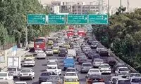 نوشته واکنش‌برانگیز یک پسر جوان پشت ماشین پرایدش