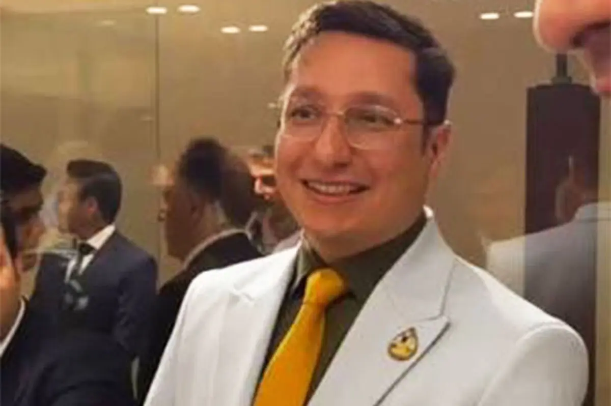 حضور شاهزاده قاجاری با کراواتی از طلا در نمایشگاه اصفهان!