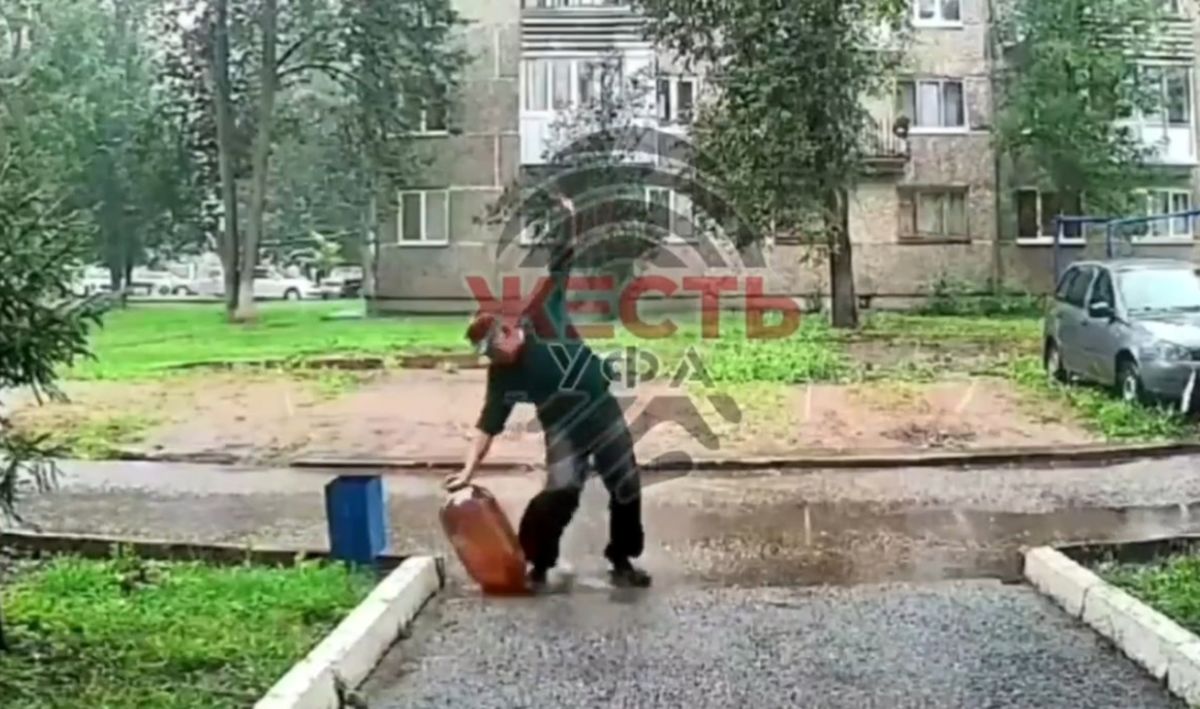 لحظه افتادن مرد و ترکیدن بطری پرخطر