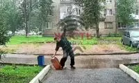 لحظه افتادن مرد و ترکیدن بطری پرخطر