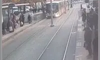 لحظه دلهره‌آور نجات یک زن قبل از تصادف با تراموا