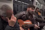 چهره غم‌انگیز یک پیرمرد هنگام شنیدن آواز پسری در مترو