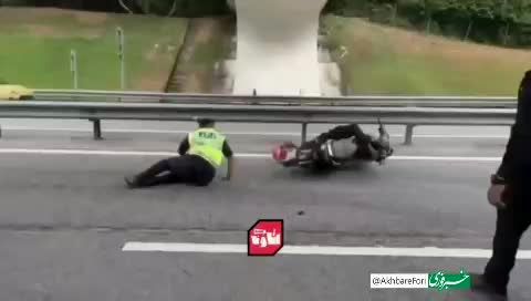 عجیب‌ترین روش دستگیری موتورسوار در خیابان
