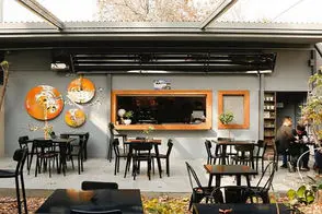 تصویر متن جالبی بر روی شیشه کافه‌ در سطح شهر 