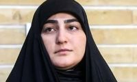 زینب سلیمانی در حال گفتگو با عموی همسرش در سال 1403