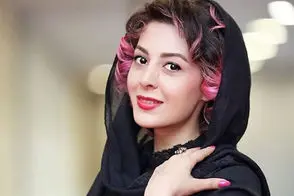 استایل متفاوت بازیگر لیسانسه‌ها میان قفسه‌های کتاب
