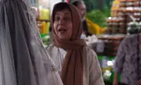 واکنش جالب مردم به بازارگردی یک دختر با لباس عروس
