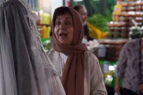 واکنش جالب مردم به بازارگردی یک دختر با لباس عروس