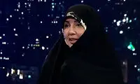 خانم پشت رُل لندکروز با روسری‌ حریرِ لوزی و ابروهای آمبره!
