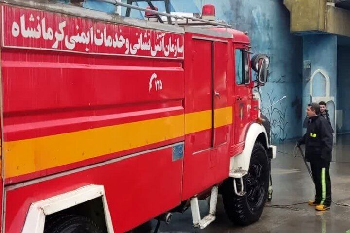 نجات ۵ خودروی گرفتار در سیلاب کرمانشاه 