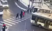 لحظه هولناک زیر گرفتن یک عابر توسط مینی‌بوس