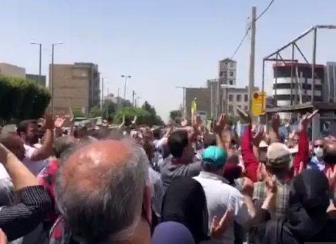 تجمع بازاریان تهران در امین حضور