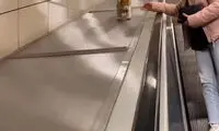 سرسره‌بازی یک گربه بازیگوش در مترو استانبول