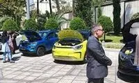 رونمایی از چند خودروی هیبریدی توسط رئیسی در حیاط دولت