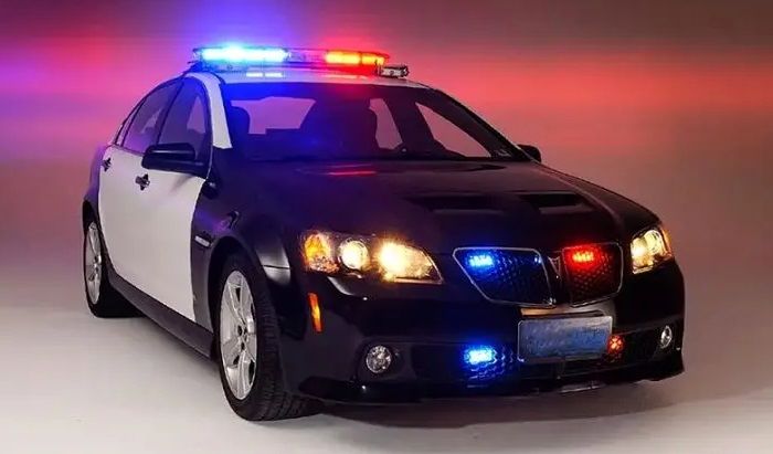 چرا چراغ چشمک زن ماشین های پلیس به رنگ قرمز و آبی است؟