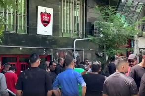 هواداران پرسپولیس مقابل باشگاه تحصن کردند