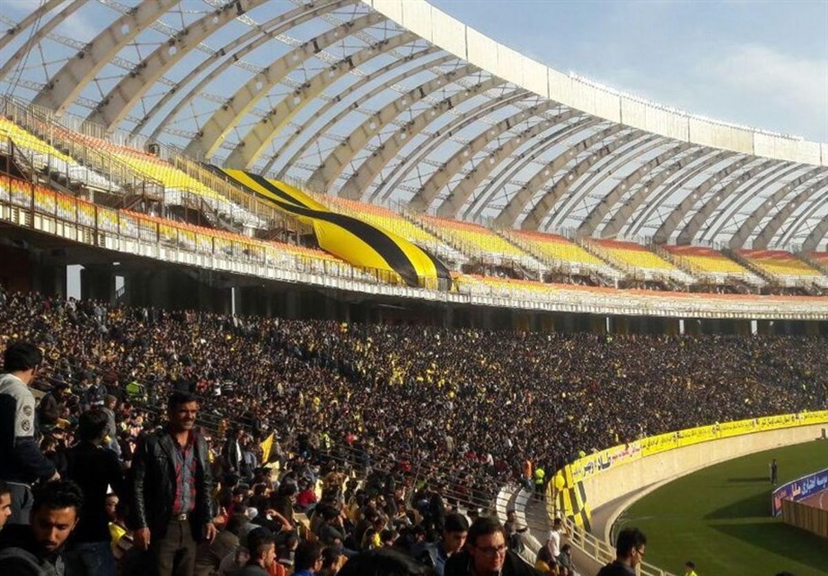 ورود عجیب هواداران به ورزشگاه نقش‌جهان