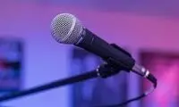 غش کردن خبرنگار زن در پخش زنده تلویزیونی