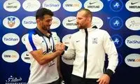 جادوگر مثل همیشه به پادشاه نگاه می‌کند