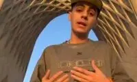  رپ‌خوانی یک جوان نسل Z پای برج آزادی خطاب به پزشکیان