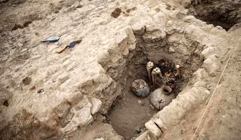 کشف یک مومیایی ۱۰۰۰ ساله نشسته با پا‌های خمیده 