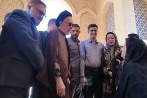 بانوی یزدی خطاب به خاتمی: دست بده!