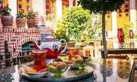 نوشته جالب روی شیشه یک کافی‌شاپ در اصفهان
